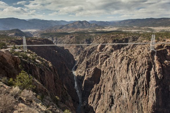 Royal Gorge Bridge (looking_west) By Bkthomson - Own work, CC BY-SA 3.0, https://commons.wikimedia.org/w/index.php?curid=19218575